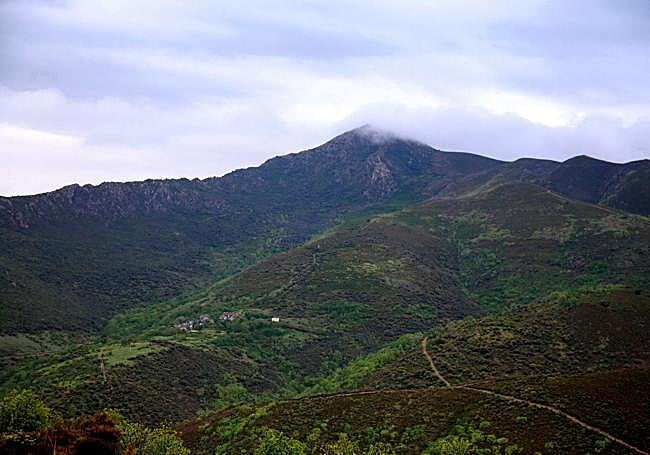 Paisaje posterior desde el mirador de Orellán, con el pueblo de Voces y pico Ferradillo al fondo. Imagen de 2012.