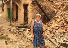 La vecina de Las Médulas, Rufina Amado, junto a la casa que destruyó el fuego.