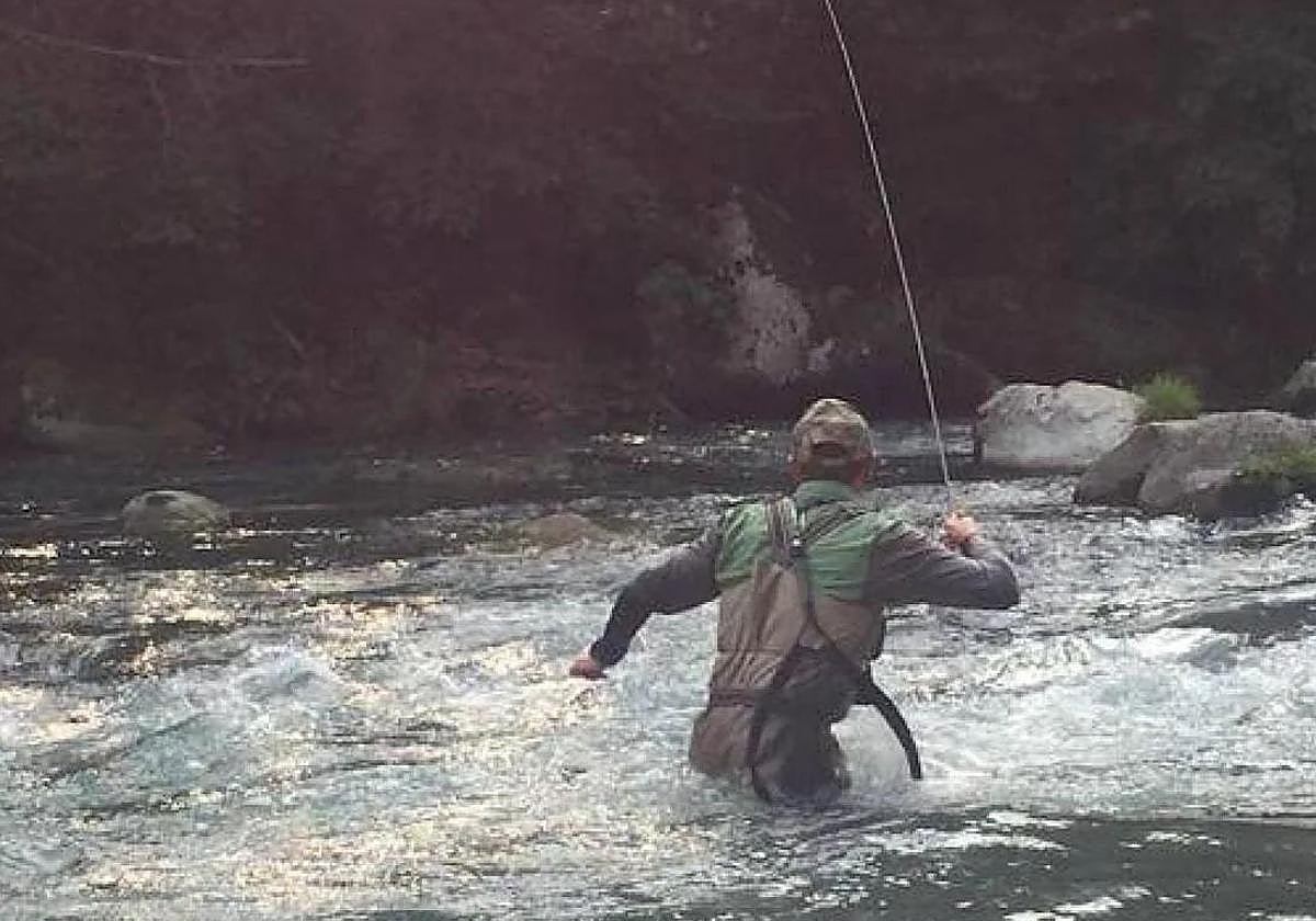 Un pescador en medio de un río en una imagen de archivo.