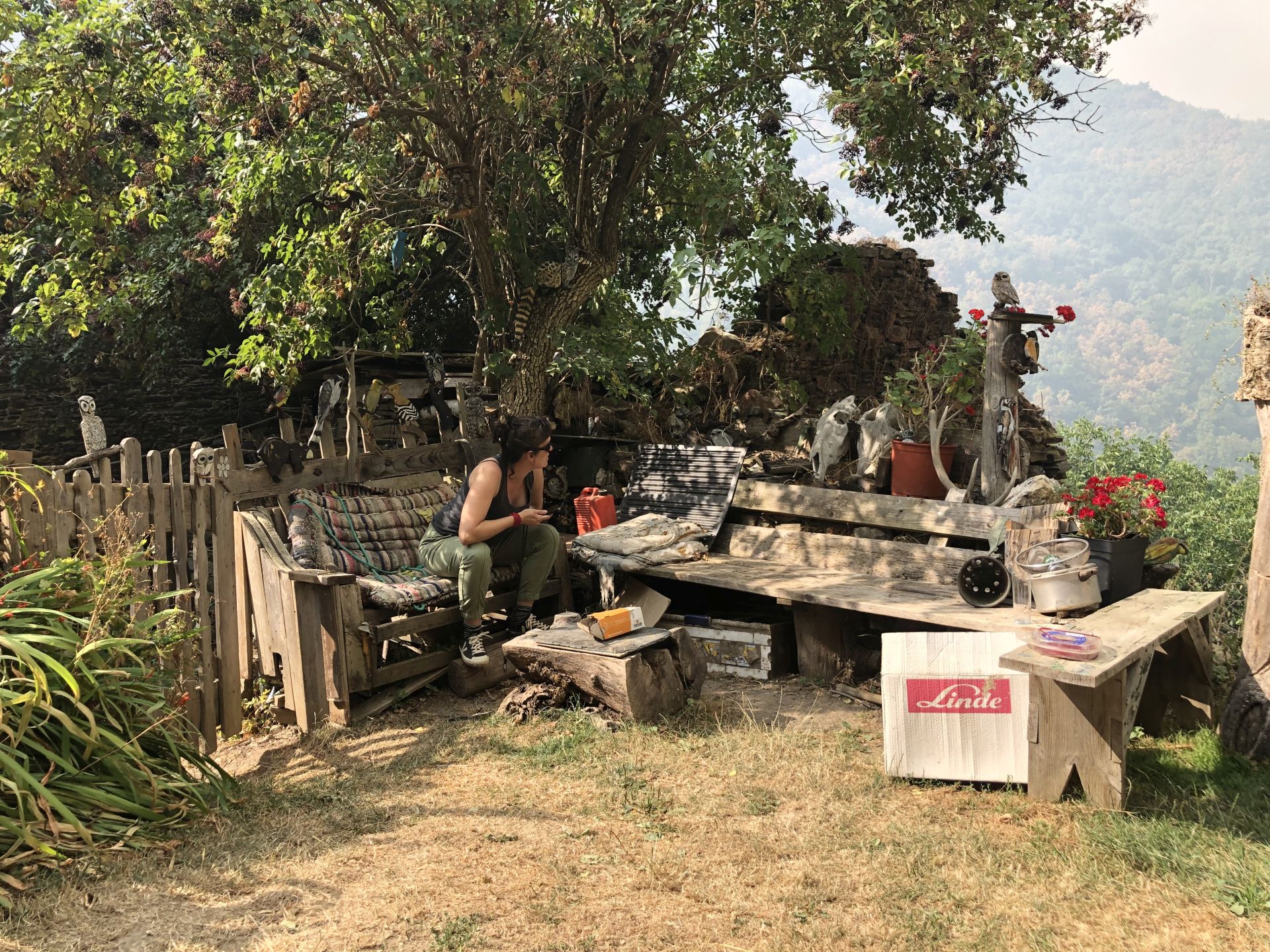 Una vecina de Palacios de Compludo sigue de cerca el avance del incendio de Yers que amenaza al pueblo. 