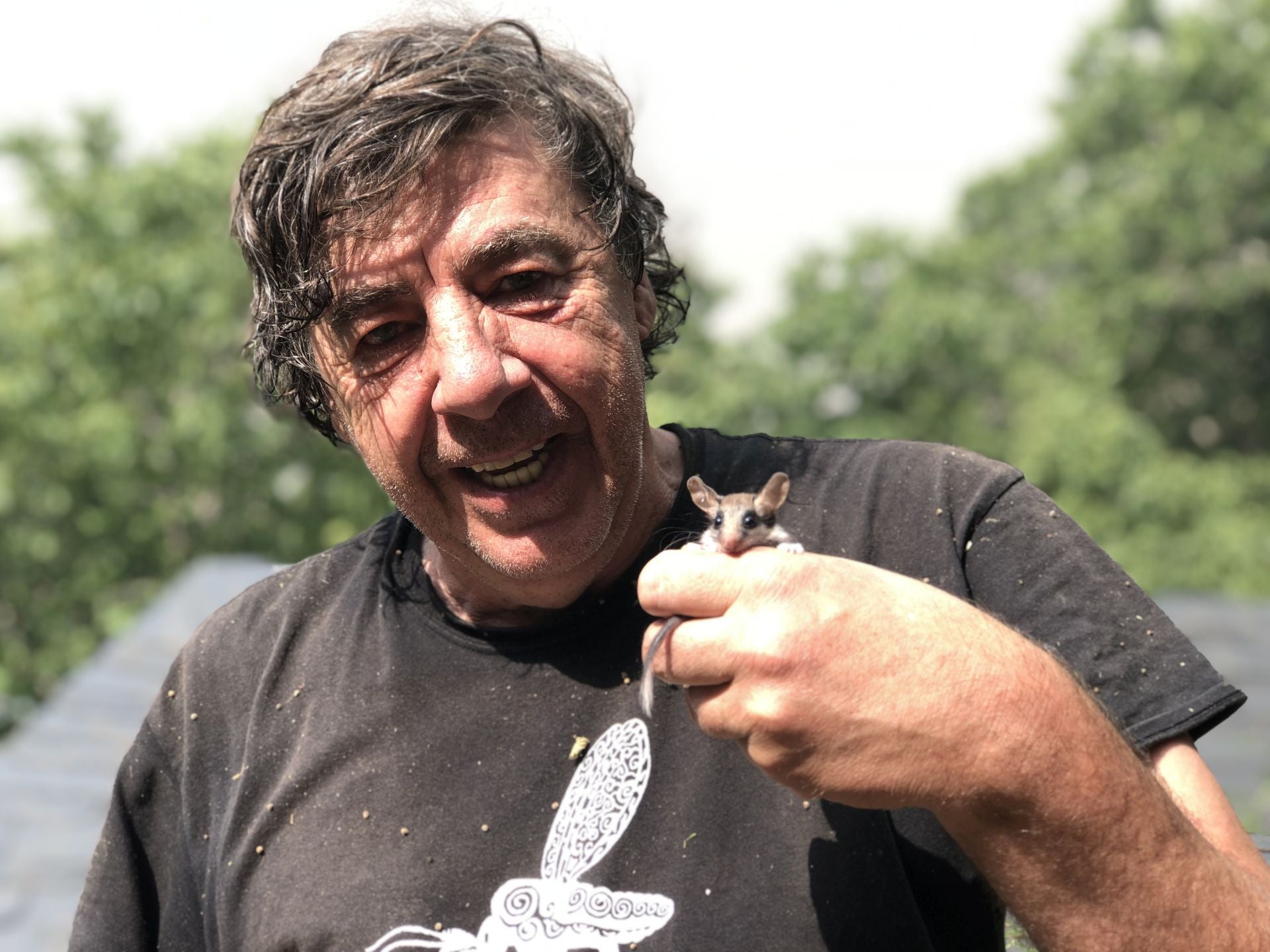 Miguel Gallego con un ejemplar de lirón careto.