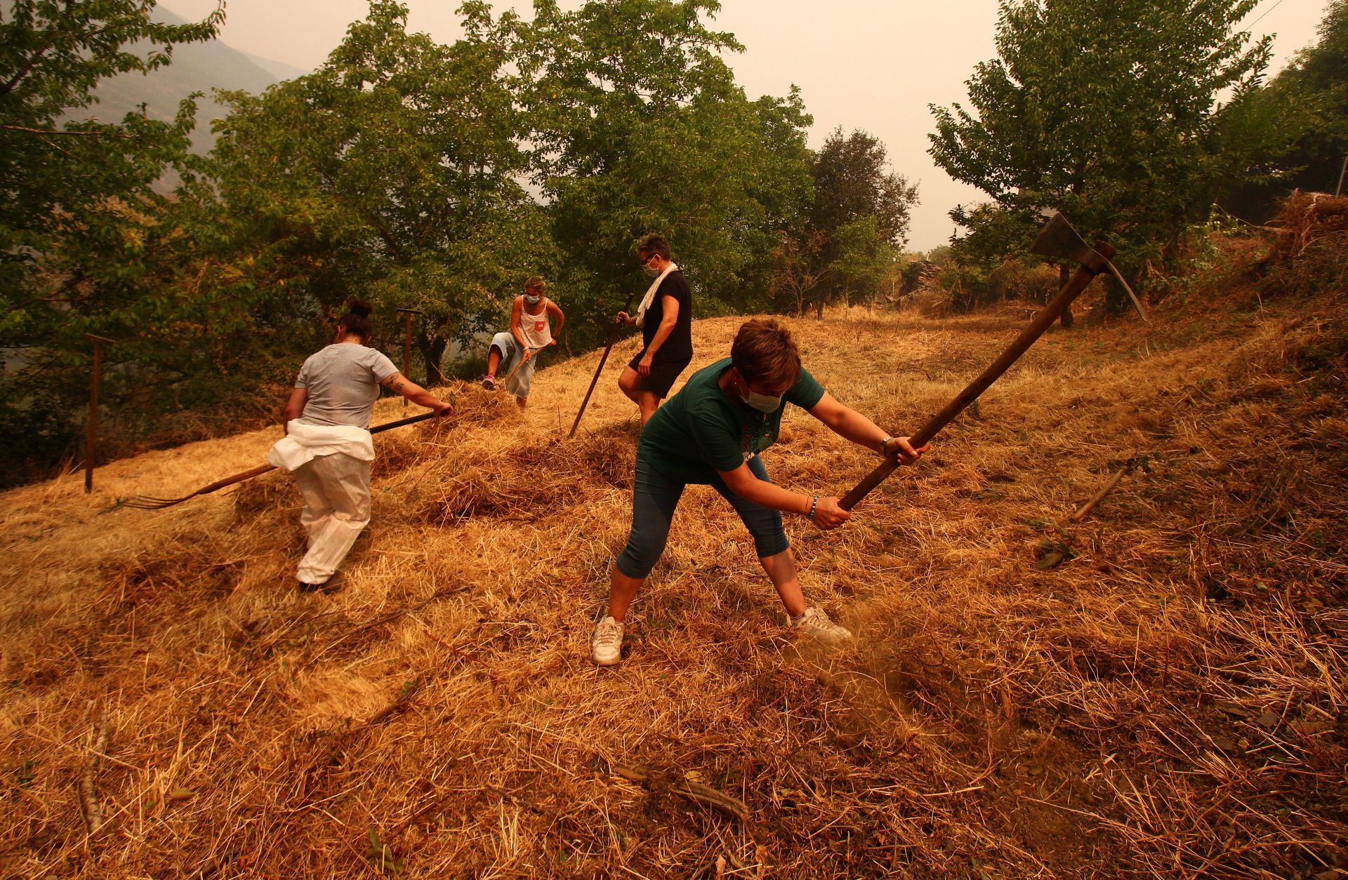 Las imágenes del desalojo de los vecinos de Lusio, por el incendio