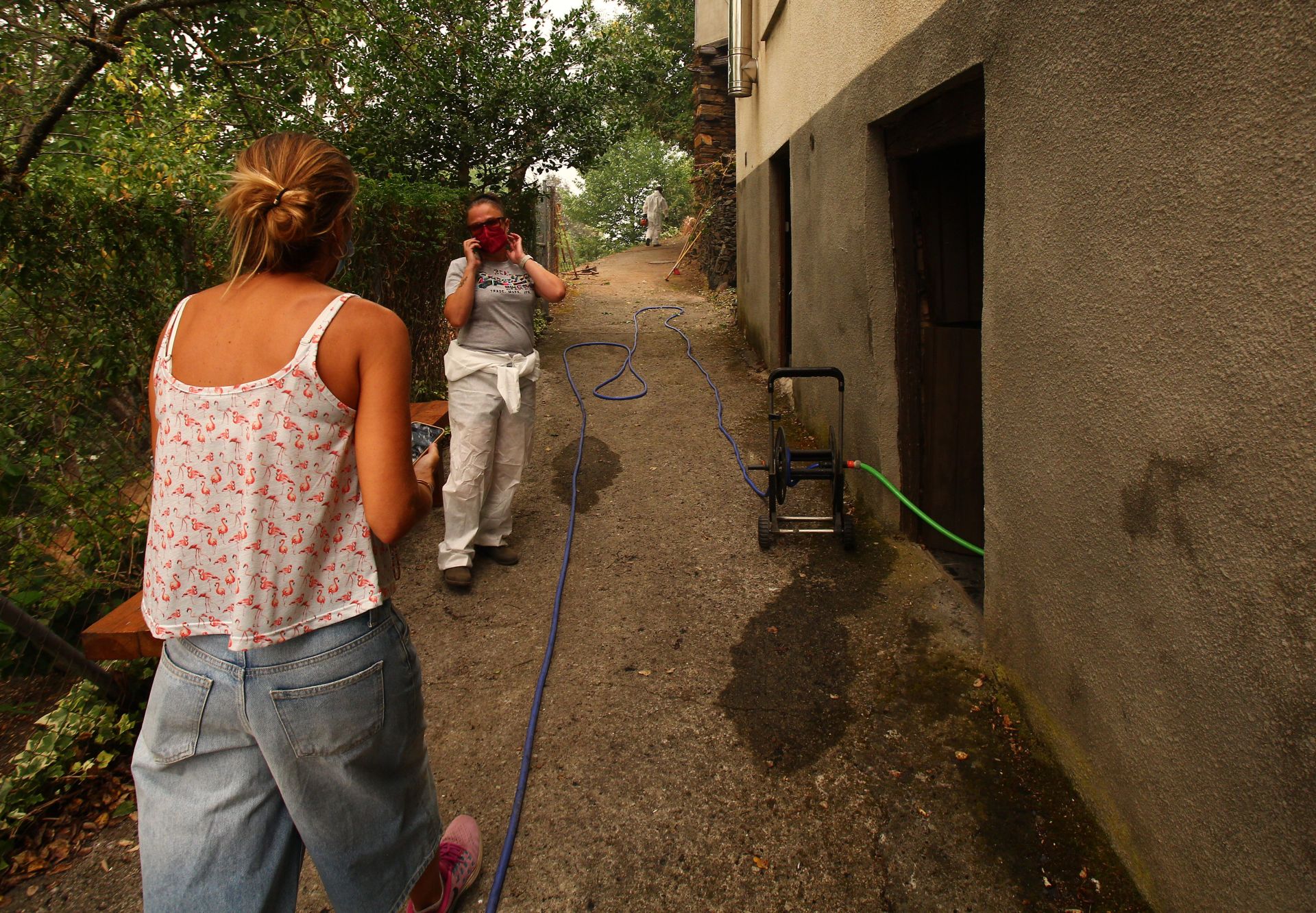 Las imágenes del desalojo de los vecinos de Lusio, por el incendio