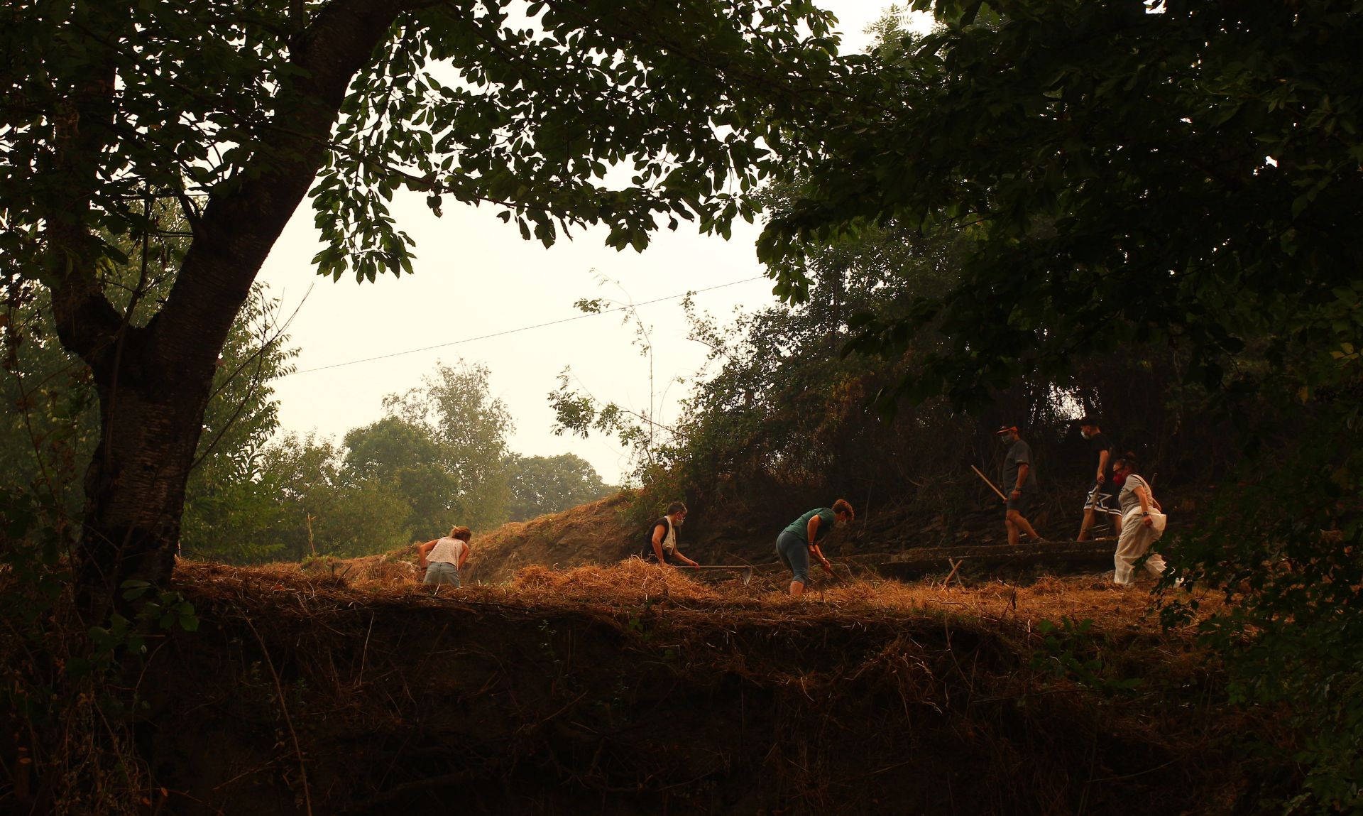 Las imágenes del desalojo de los vecinos de Lusio, por el incendio