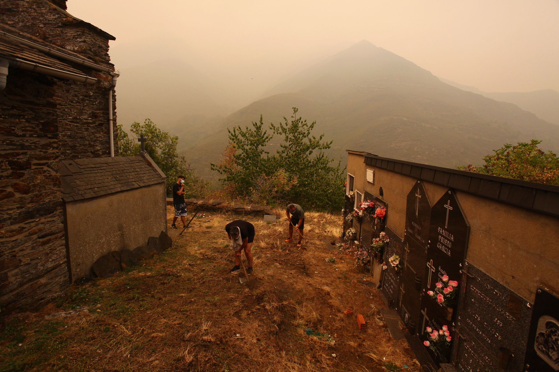 Las imágenes del desalojo de los vecinos de Lusio, por el incendio