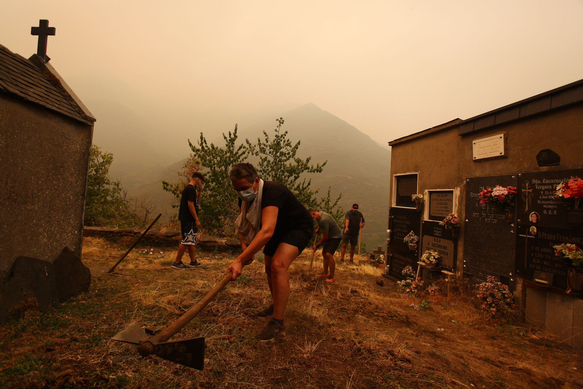Las imágenes del desalojo de los vecinos de Lusio, por el incendio