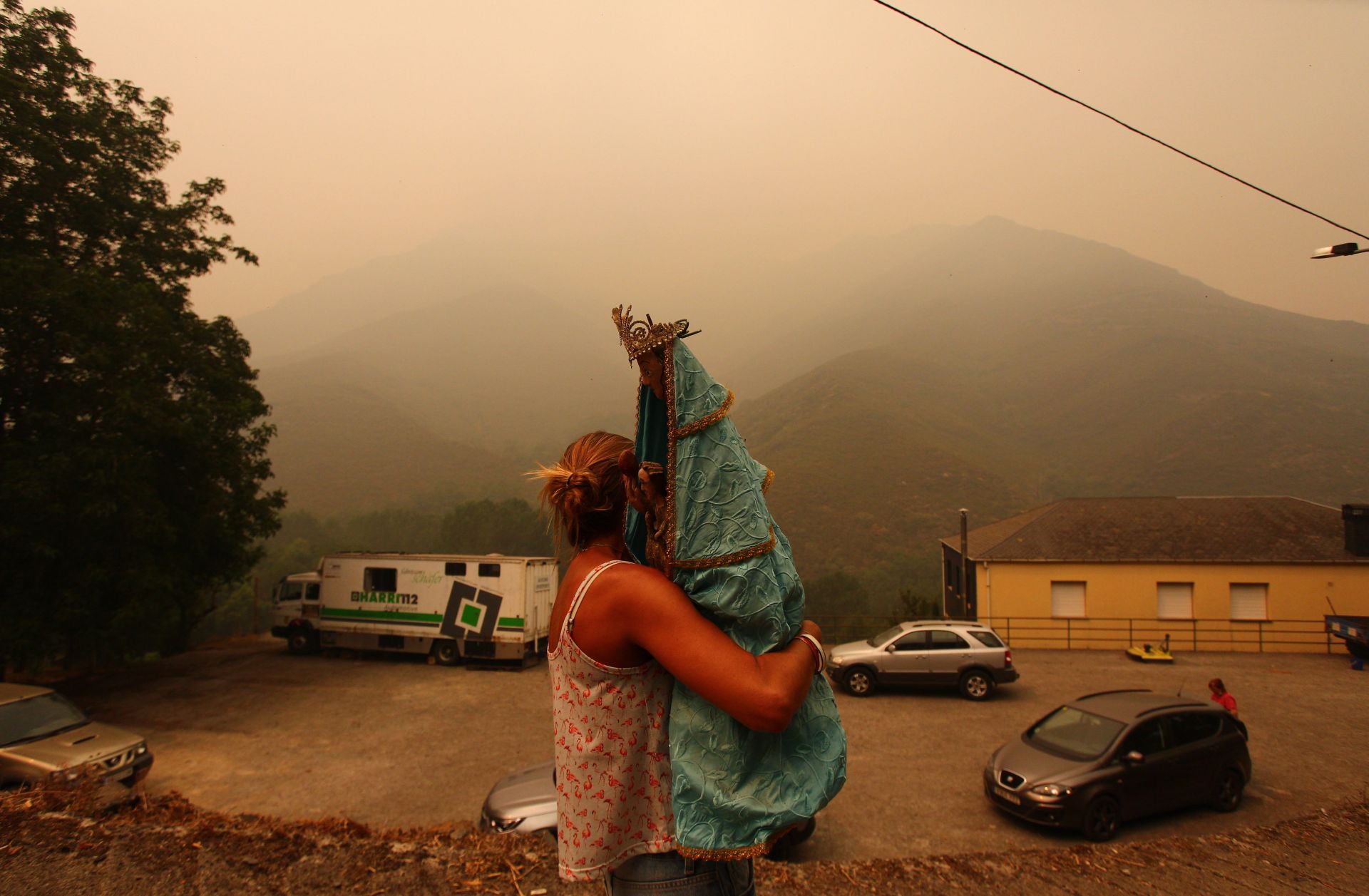 Las imágenes del desalojo de los vecinos de Lusio, por el incendio