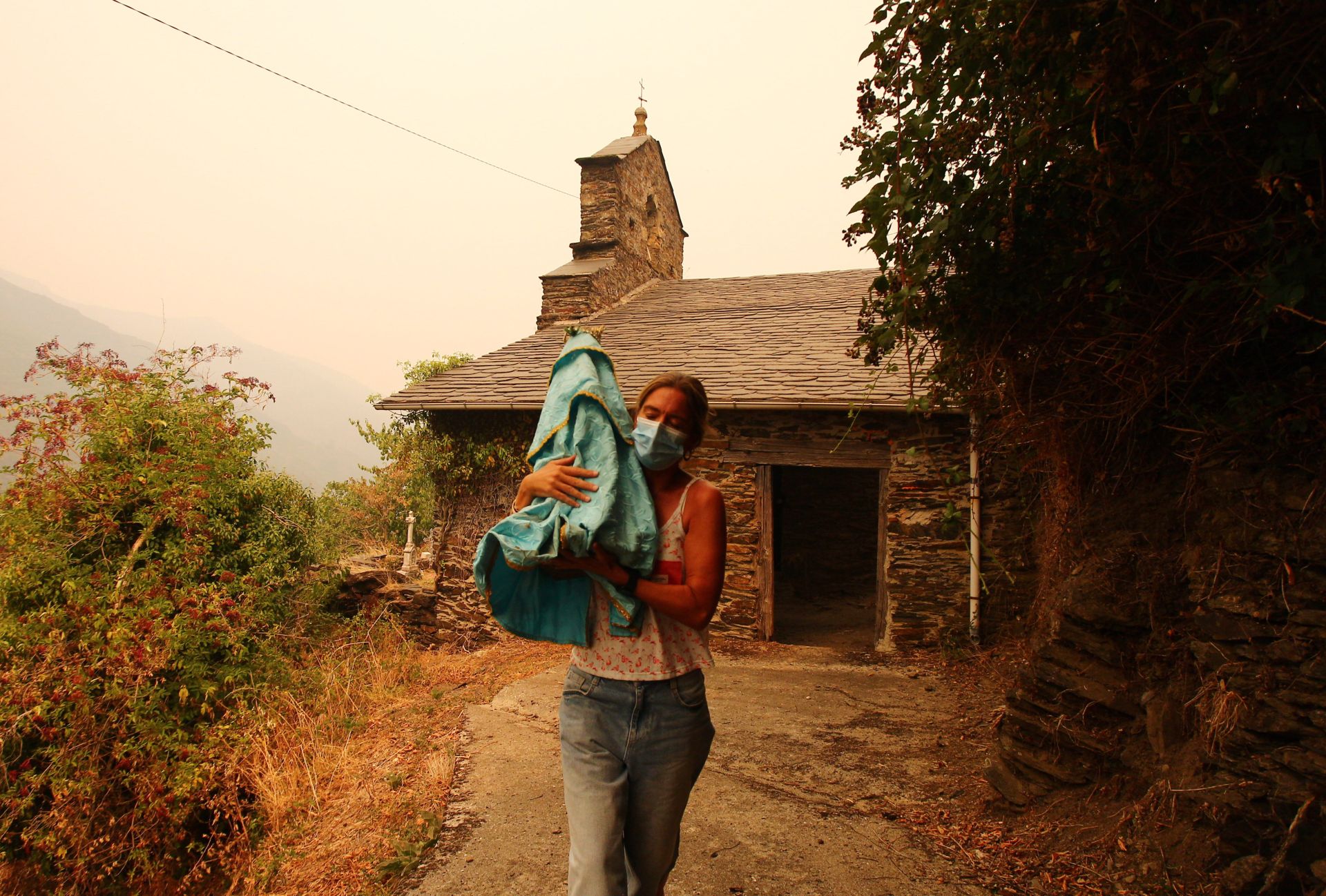 Las imágenes del desalojo de los vecinos de Lusio, por el incendio