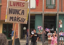 Aldám Lugrís Fernández llevando la iniciativa en la concentración frente a la Junta de Castilla y León.