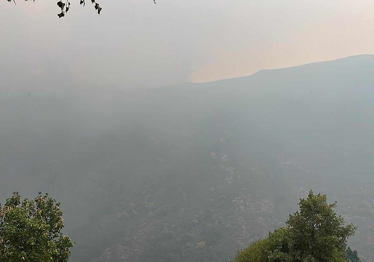 Imagen principal - El incendio que ha entrado al valle de Fornela mantiene en jaque a los vecinos.