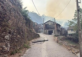 Casas quemadas por el incendio en el pueblo de Lusio