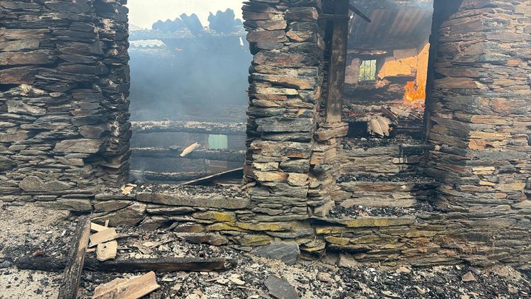 Casas quemadas por el incendio en el pueblo de Lusio.