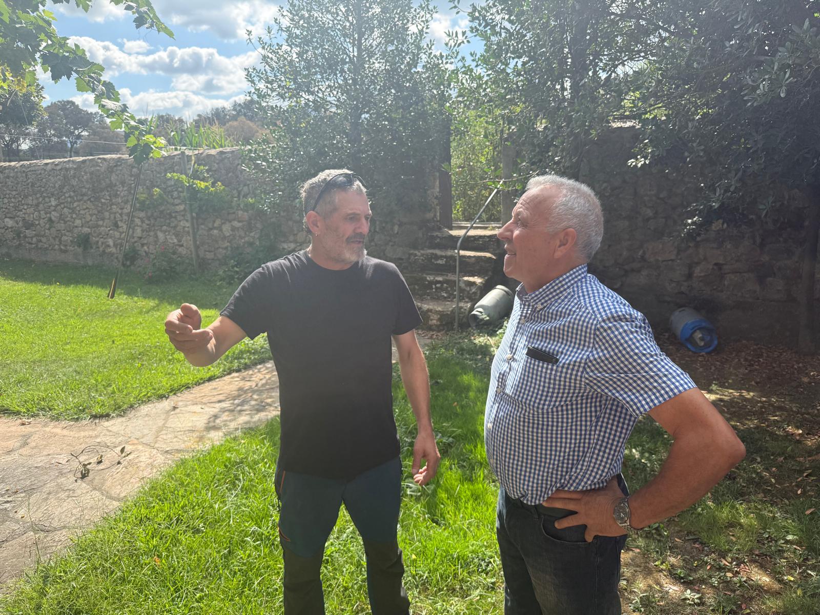 Javi Vega (izquierda), junto con Manuel Morán (derecha), dueño del restaurante 'El Castro'.