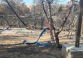 Restos del parque infantil tras el incendio