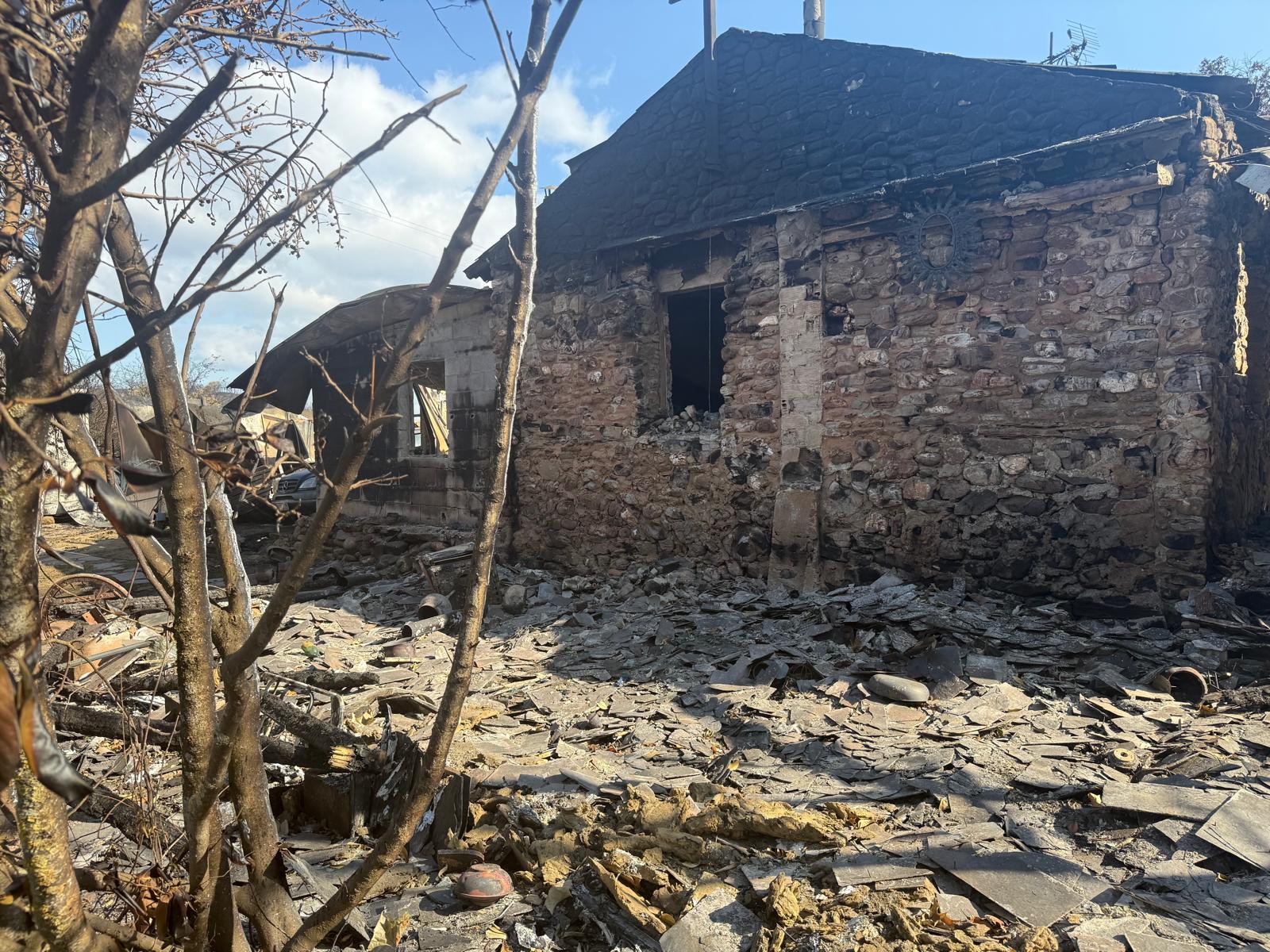 Restos de escombros de lo que fue 'O Camino Real' por el incendio de Yeres..