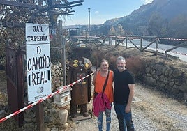 Javi y Marga junto al cartel del restaurante, curiosamente intacto tras el incendio de Yeres que destruyó por completo 'O Camiño Real'.