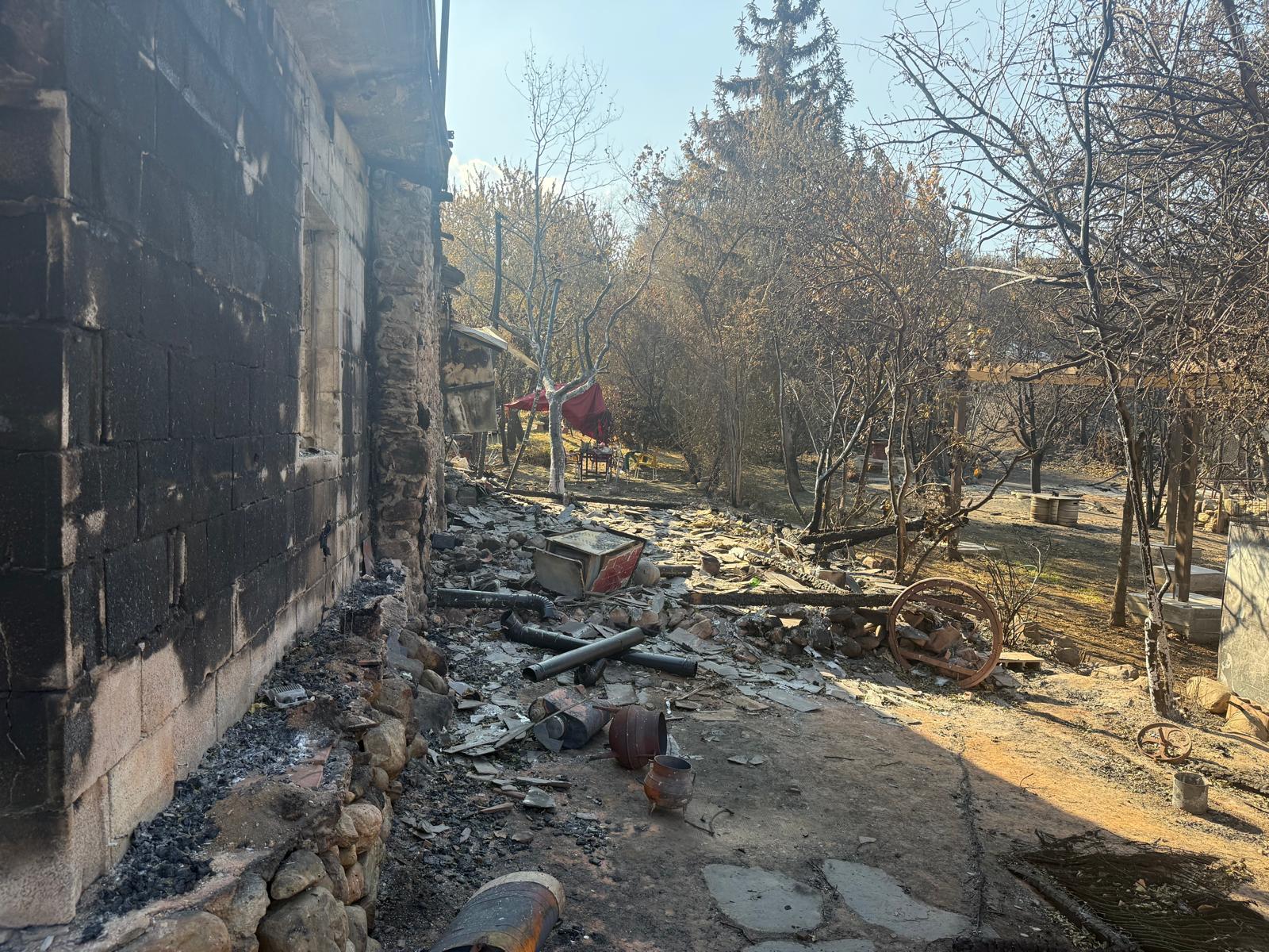 Javi Vega junto a los restos de su restaurante 'O Camiño Real' como consecuencia del incendio Yeres.