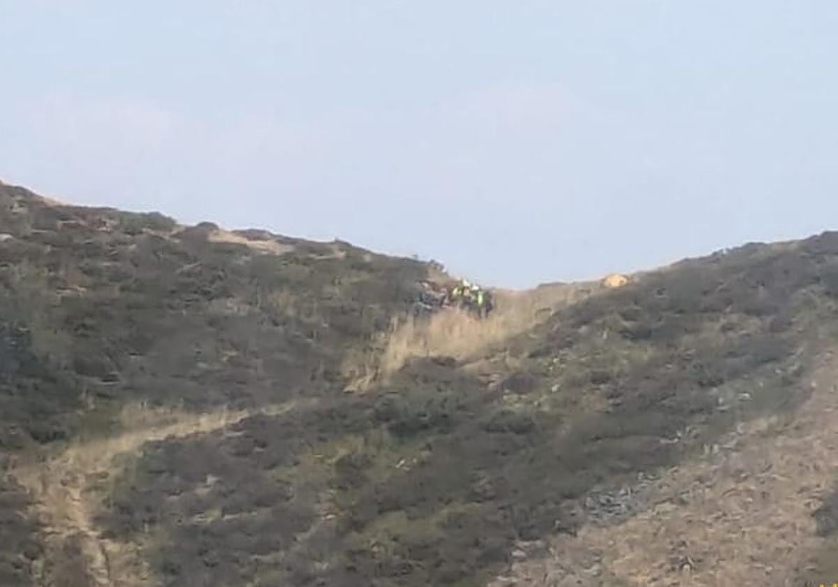Imagen de la evacuación de la joven en el monte Catoute, en la Sierra de Gistredo.