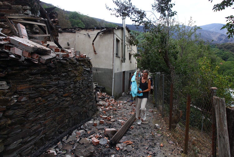 La Santa de Lusio vuelve a la iglesia tras el incendio que ha arrasado el pueblo.