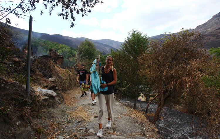 La Santa de Lusio vuelve a la iglesia tras el incendio que ha arrasado el pueblo.