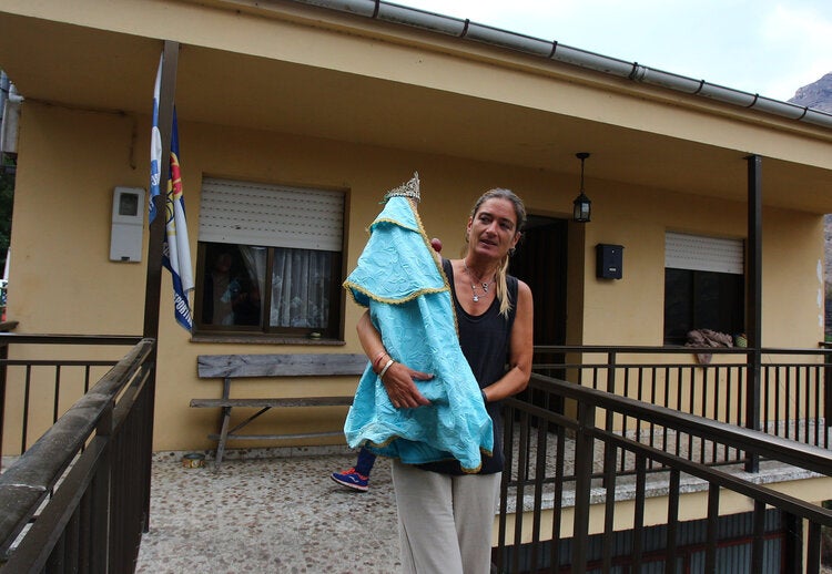 La Santa de Lusio vuelve a la iglesia tras el incendio que ha arrasado el pueblo.