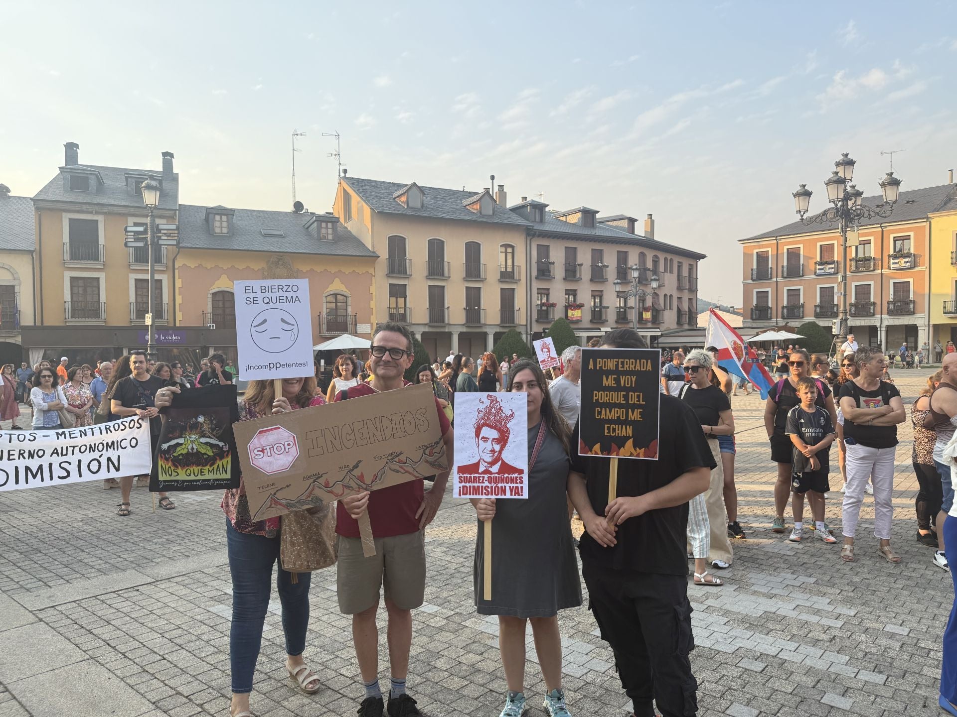 Imágenes de la Plaza del Ayuntamiento de Ponferrada durante la manifestación por la situación que sufre la comarca por los incendios.