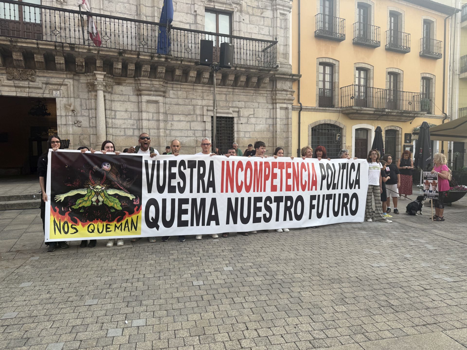 Imágenes de la Plaza del Ayuntamiento de Ponferrada durante la manifestación por la situación que sufre la comarca por los incendios.