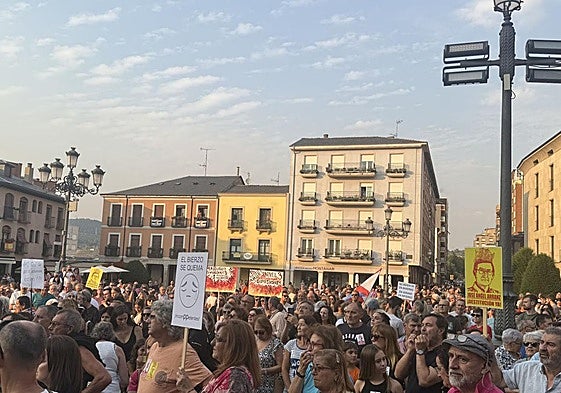 Imagenes de la Plaza de Ayuntamiento durante la concentración.