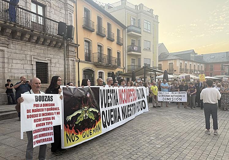 Imagenes de la Plaza de Ayuntamiento durante la concentración.