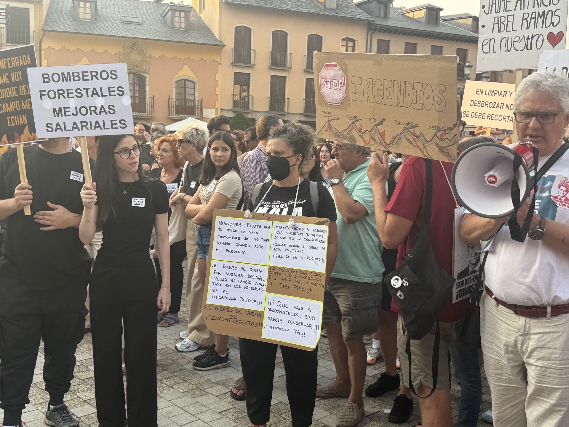 Imágenes de la Plaza del Ayuntamiento de Ponferrada durante la manifestación por la situación que sufre la comarca por los incendios.