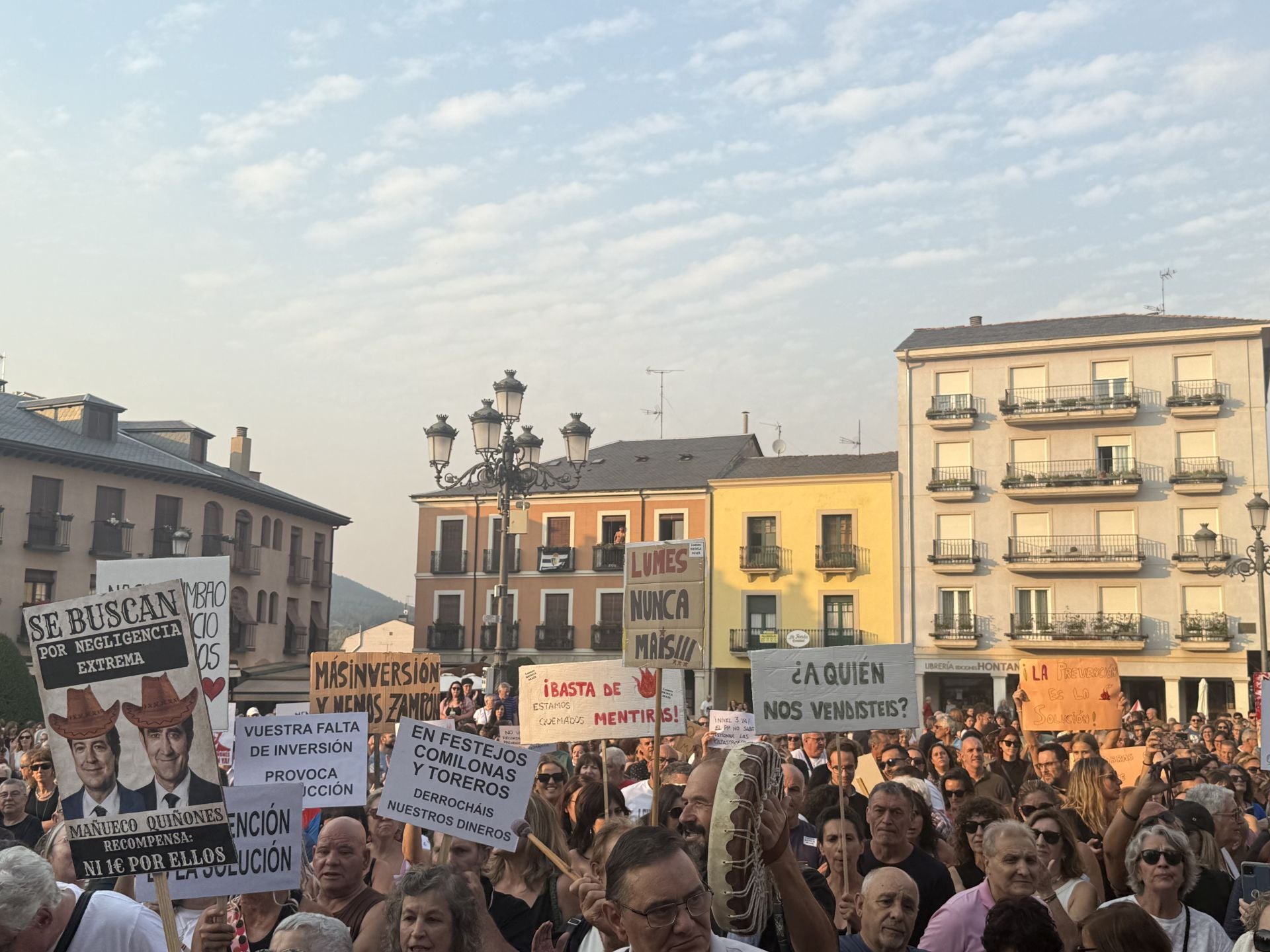 Imágenes de la Plaza del Ayuntamiento de Ponferrada durante la manifestación por la situación que sufre la comarca por los incendios.