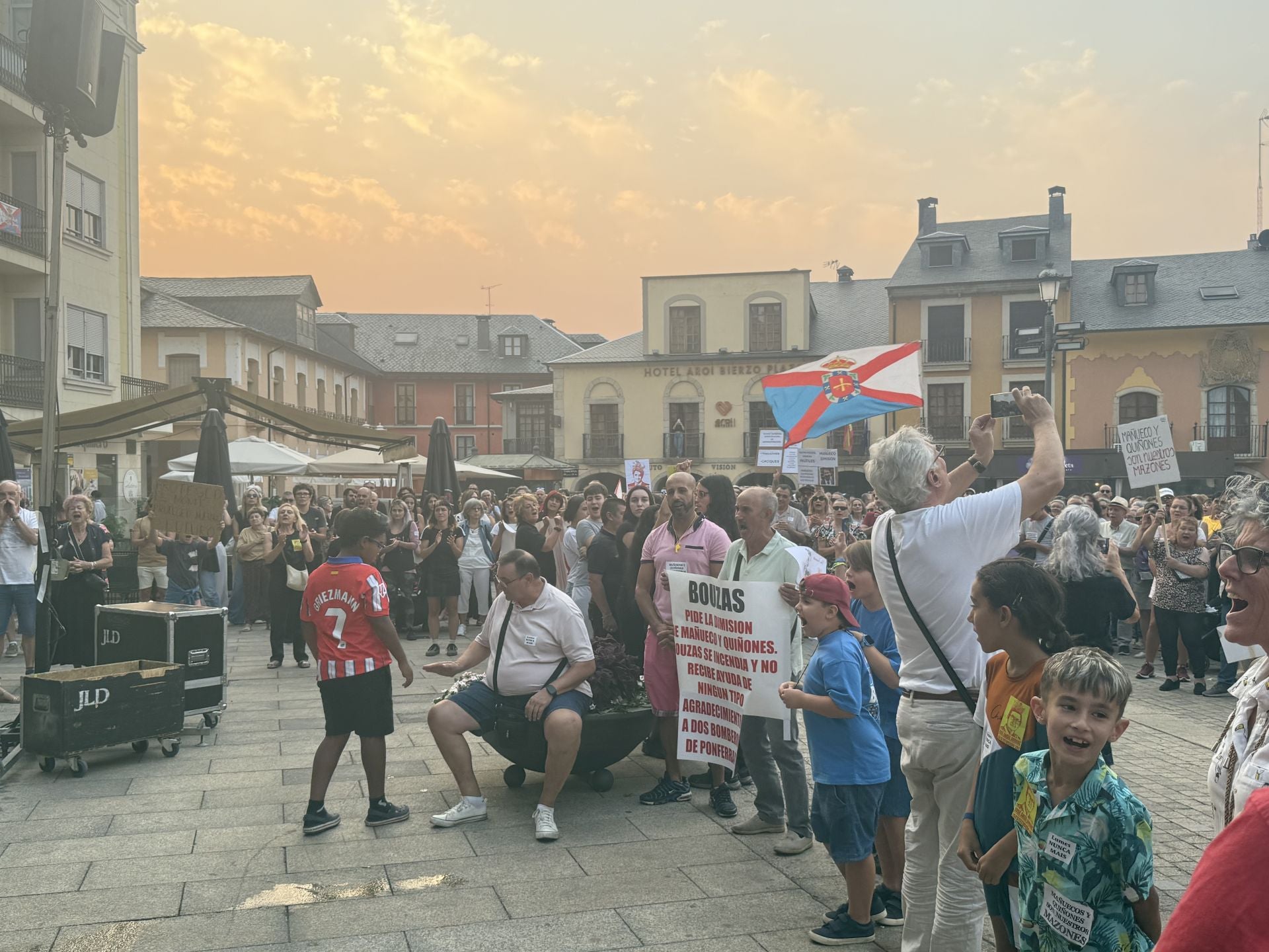 Imágenes de la Plaza del Ayuntamiento de Ponferrada durante la manifestación por la situación que sufre la comarca por los incendios.