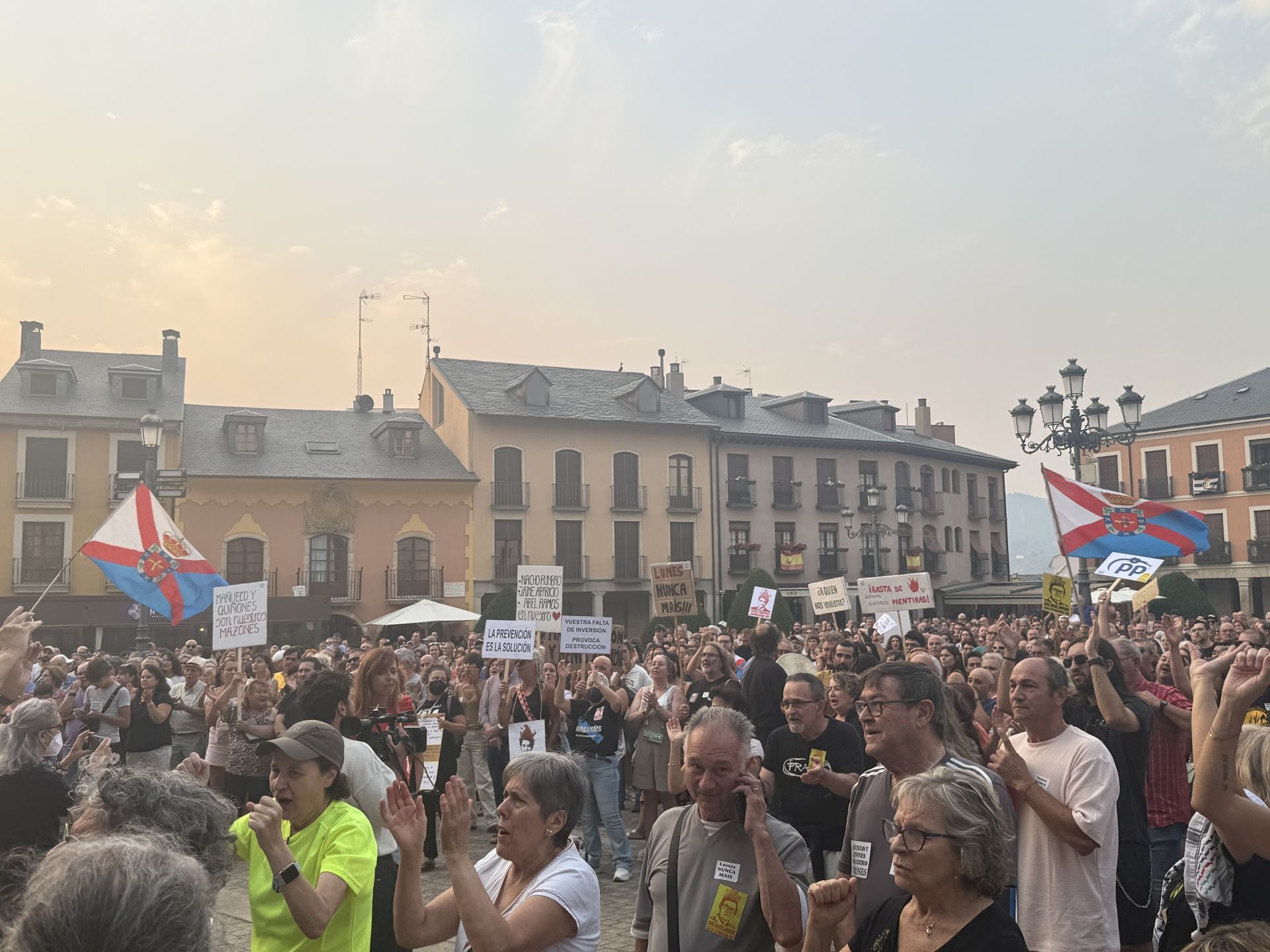 Imágenes de la Plaza del Ayuntamiento de Ponferrada durante la manifestación por la situación que sufre la comarca por los incendios.