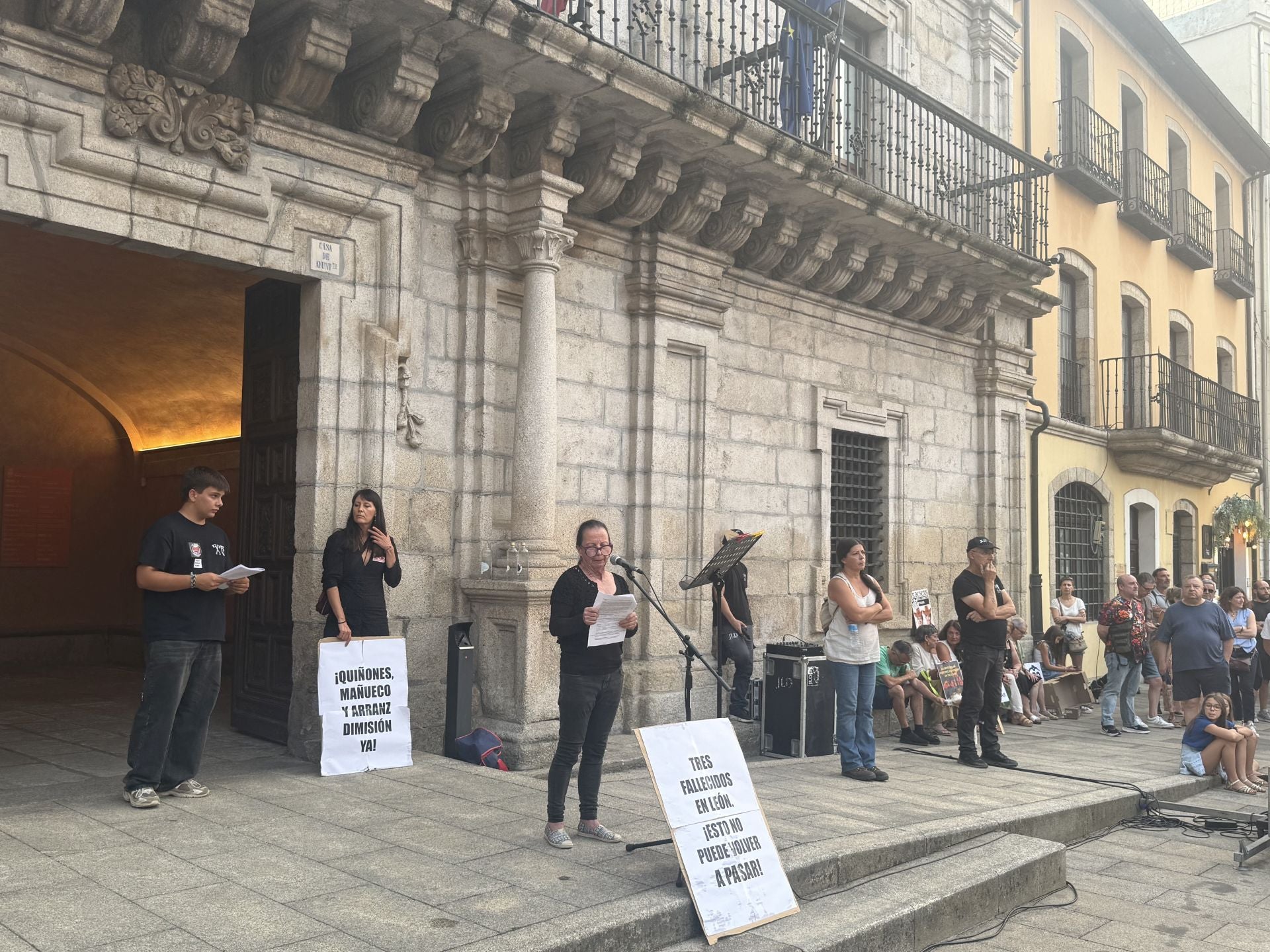 Imágenes de la Plaza del Ayuntamiento de Ponferrada durante la manifestación por la situación que sufre la comarca por los incendios.