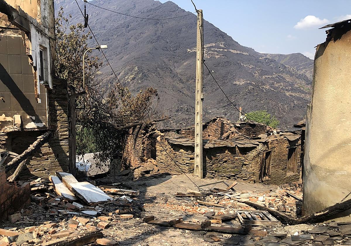 Imagen de los montes de Oencia desde el pueblo de Lusio calcinado por el fuego