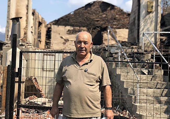 El vecino de Lusio, Demetrio García, frente a los restos de su casa tras el voraz incendio.