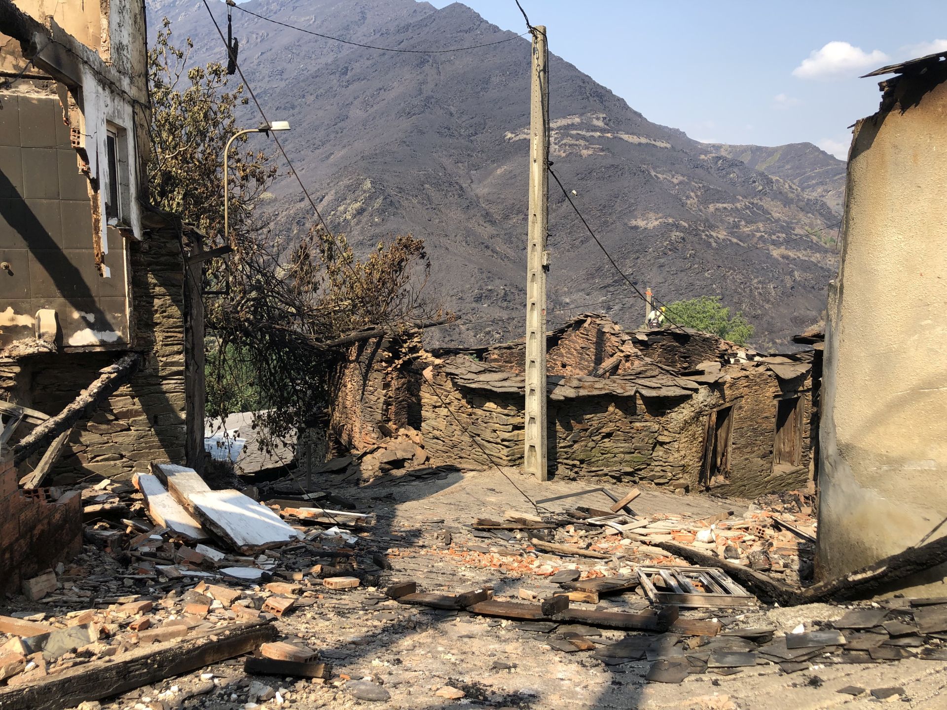 El pueblo de Lusio (Oencia) completamente devastado por el incendio.