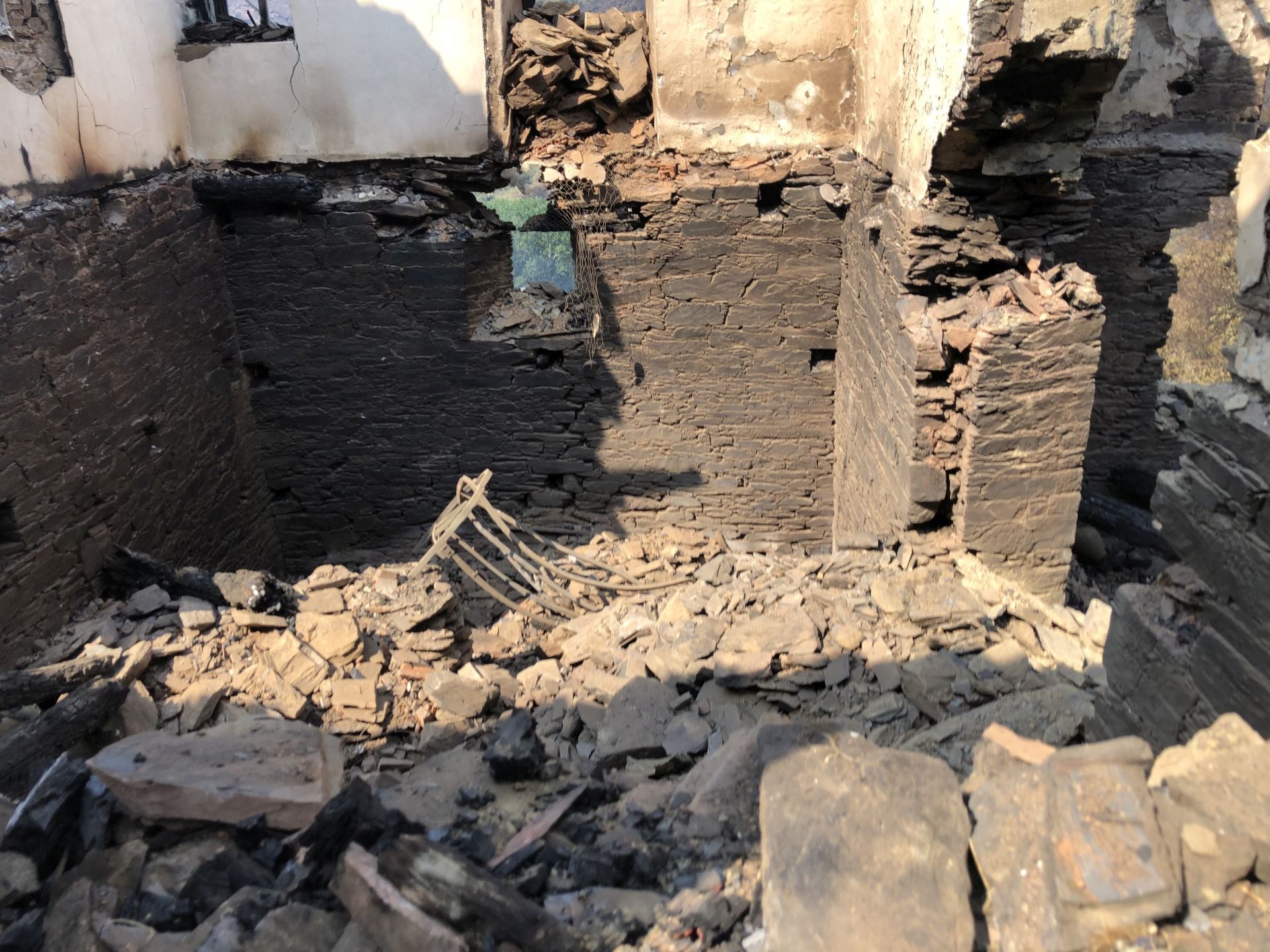 El pueblo de Lusio (Oencia) completamente devastado por el incendio.