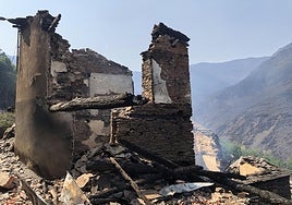 Imagen de una de las casas de Lusio completamente calcinada por el voraz incendio que ha acabado con el pueblo