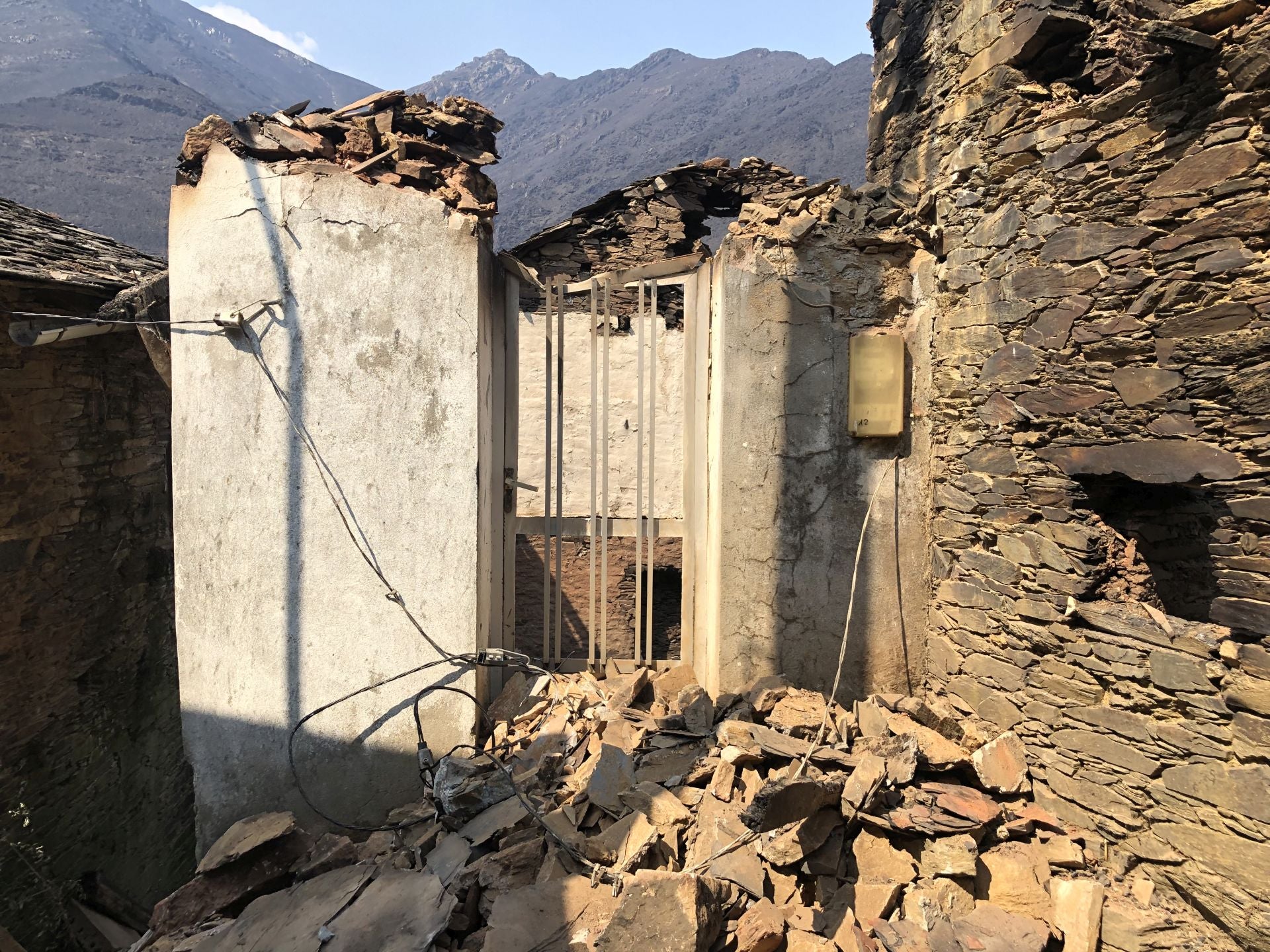 El pueblo de Lusio (Oencia) completamente devastado por el incendio.