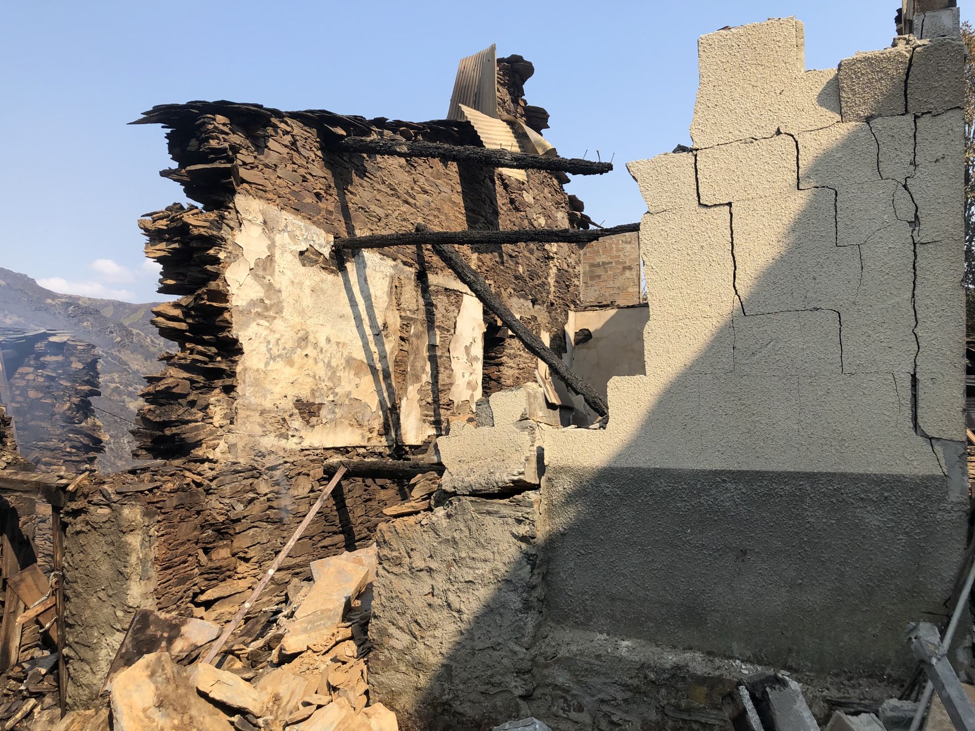 El pueblo de Lusio (Oencia) completamente devastado por el incendio.