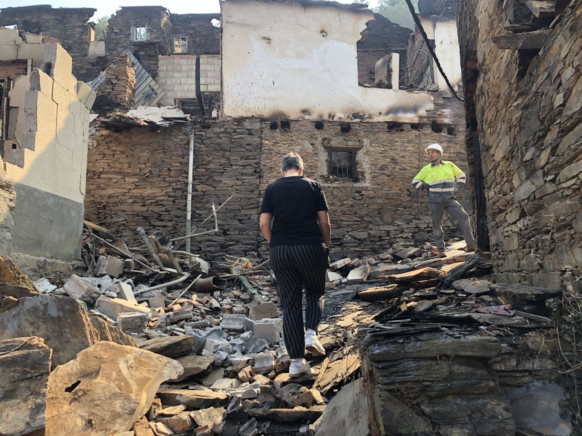 El pueblo de Lusio (Oencia) completamente devastado por el incendio.