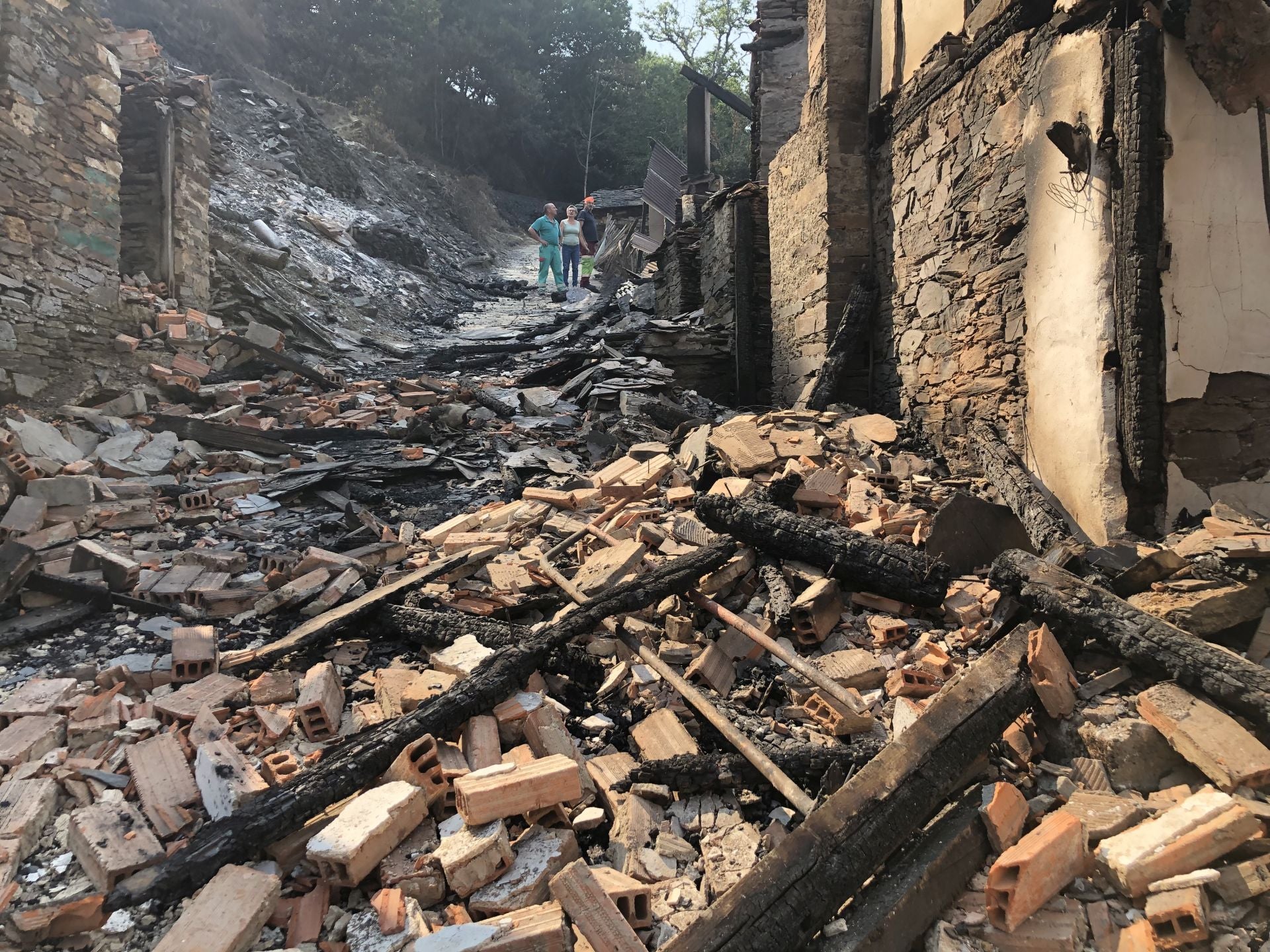 El pueblo de Lusio (Oencia) completamente devastado por el incendio.