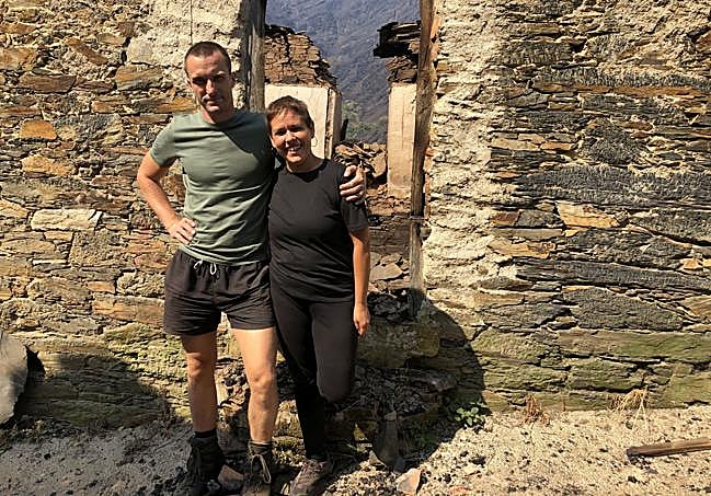 Jörn junto a su pareja, Sonia Cabal, frente a la vivienda que compró en Lusio.