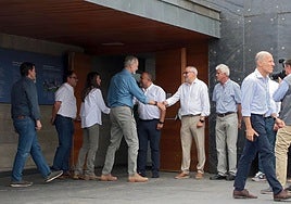 Felipe VI y Doña Leticia saludando al presidente de la Diputación de León, Gerardo Álvarez Courel y al del Consejo Comarcal, Olegario Ramón.