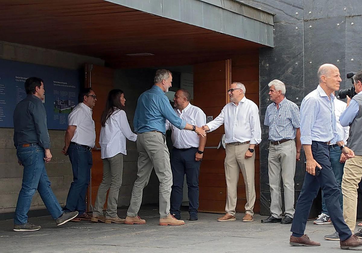 Felipe VI y Doña Leticia saludando al presidente de la Diputación de León, Gerardo Álvarez Courel y al del Consejo Comarcal, Olegario Ramón.
