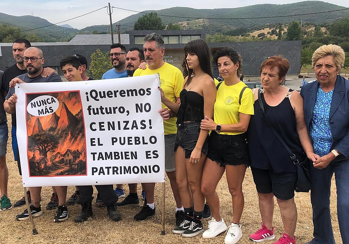 Algunos de los vecinos que han esperado la llegada de los reyes en Las Médulas.