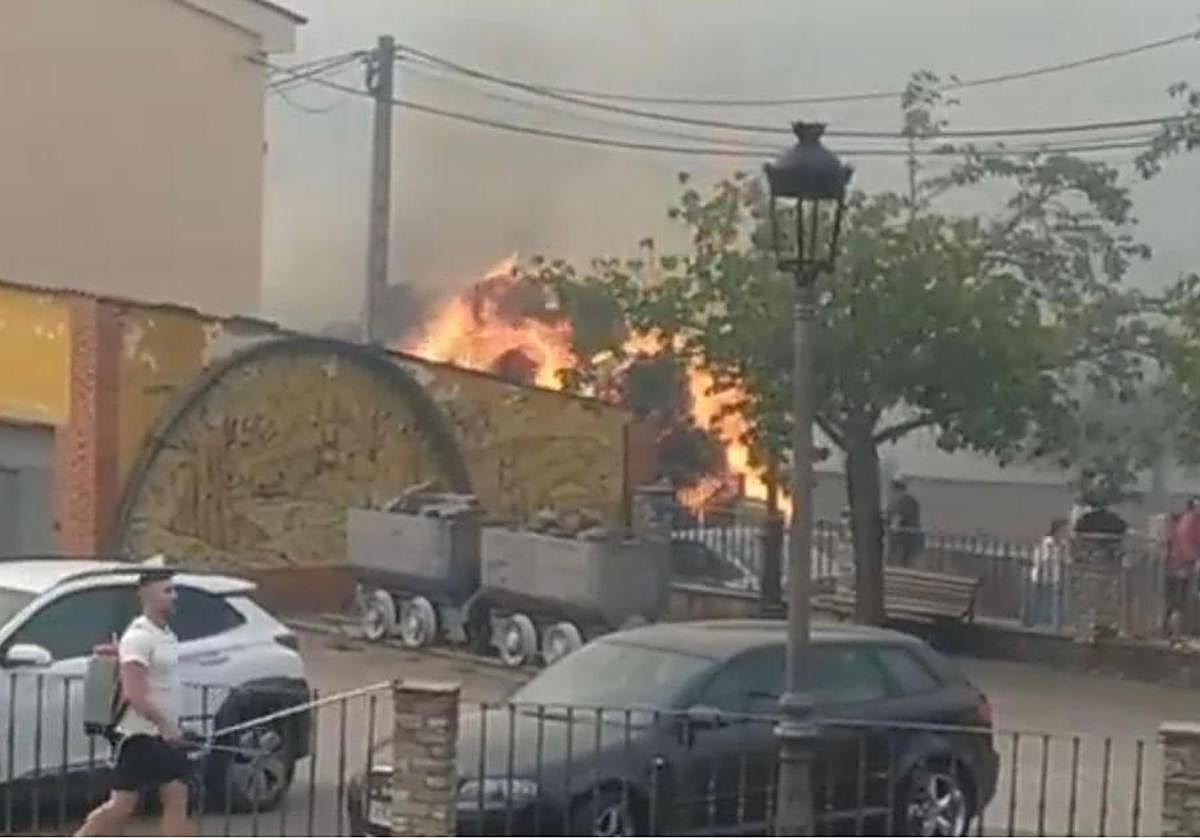 Imagen del incendio en la localidad de Berlanga del Bierzo.