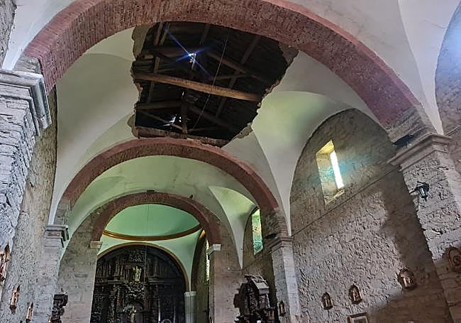 Imagen del boquete de 30 metros que se abrió en el techo del templo.