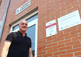 El alcalde de Puente Domingo Florez (León), Julio Arias, junto a la sede del nuevo albergue municipal para el Camino de Invierno.
